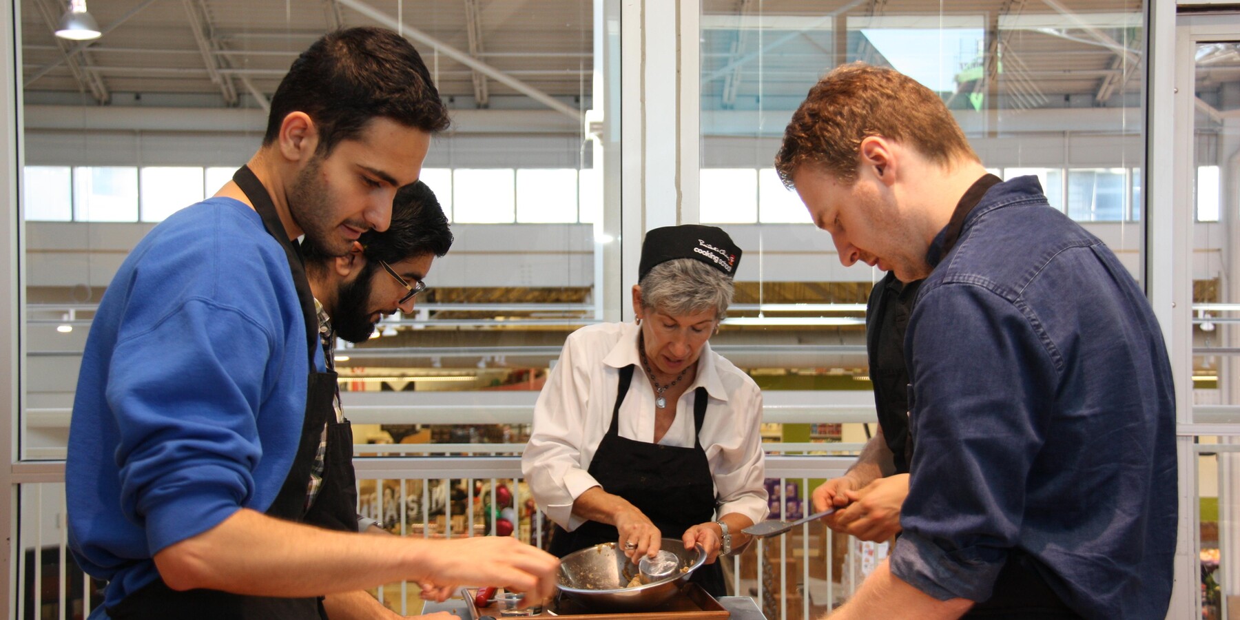 Medical students learn about budget-friendly cooking