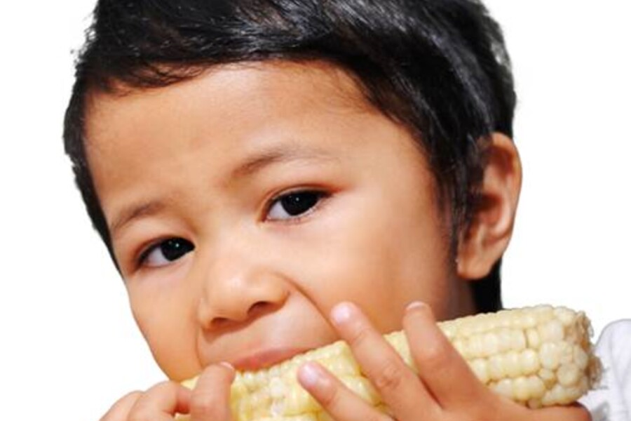 child eating corn