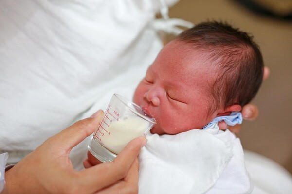 Feeding baby, photo by Golfxx, Dreamstime